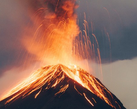 Вулкан изригна в Исландия