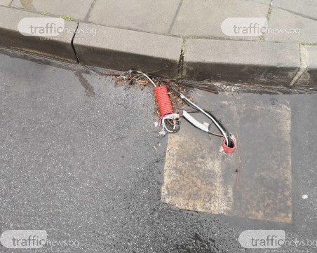 Кабели стърчат на път, през който минават стотици пловдивчани всеки ден