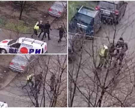 Полицаи налагат с палки и ритници арестувания мъж в Казанлък след гонката