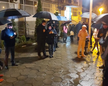 Протест и антипротест пред МВР-Казанлък след гонката и боя над задържан от полицаи