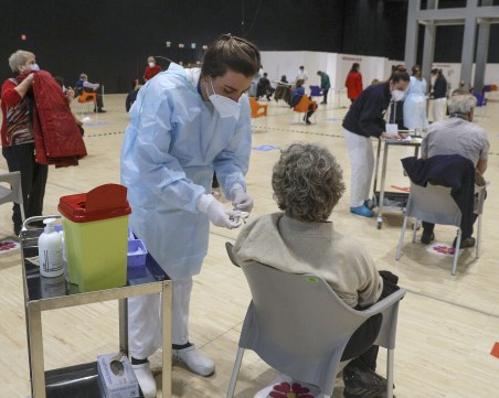 Ваксинираха 711 000 души за ден във Великобритания