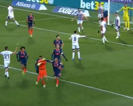 Вратарят на Севиля помогна на своя отбор с гол в края