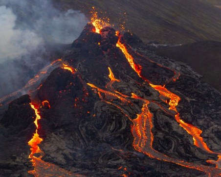 Вулканът в Исландия продължава да бълва лава