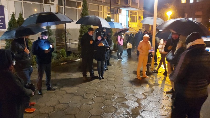 Протест и антипротест пред МВР-Казанлък след гонката и боя над задържан от полицаи