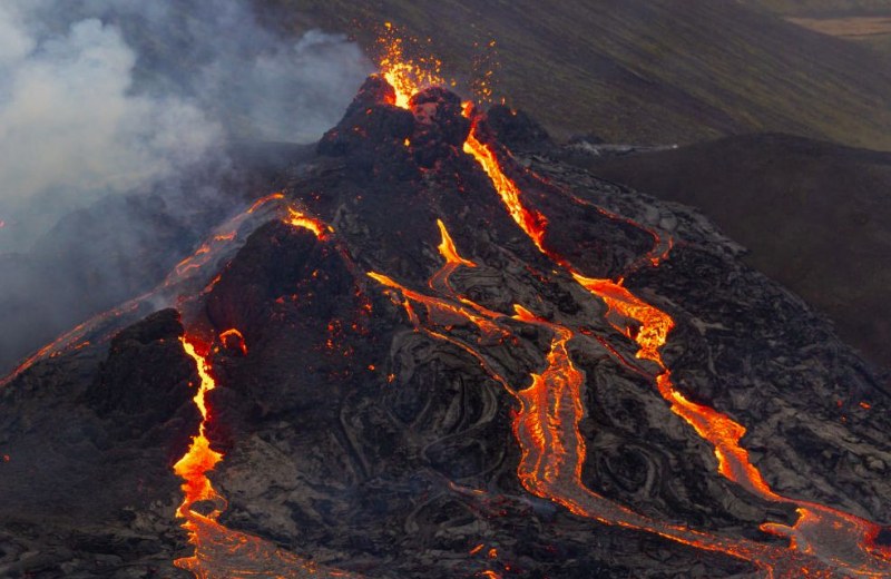 Вулканът в Исландия продължава да бълва лава