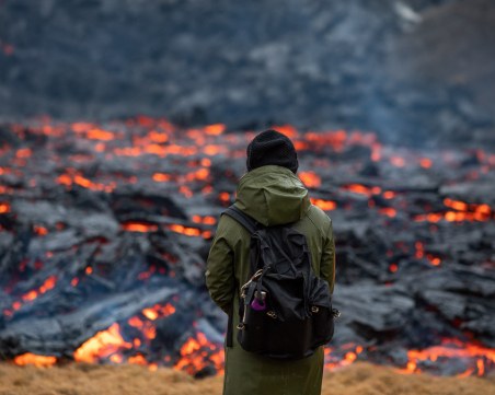 Българин засне зрелищно изригване на вулкан в Исландия