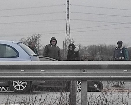 Кола се преобърна в канавка на Асеновградския път