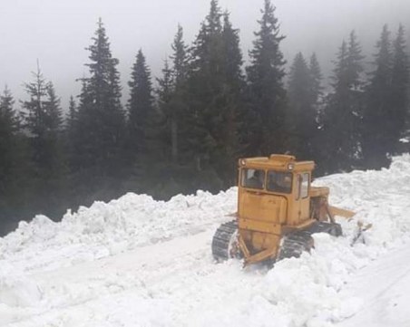 Пловдивски джип закъса край родопско село, пожарникари помагаха