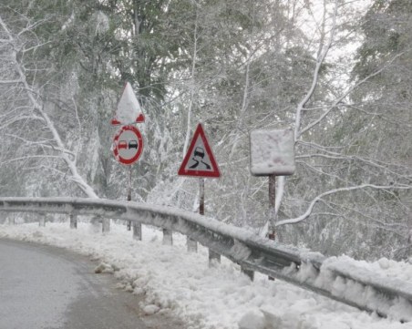 Почистиха всички магистрали, Троянският проход остава затворен