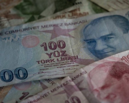 Срив на лирата! Загуби 15% от стойността си за минути