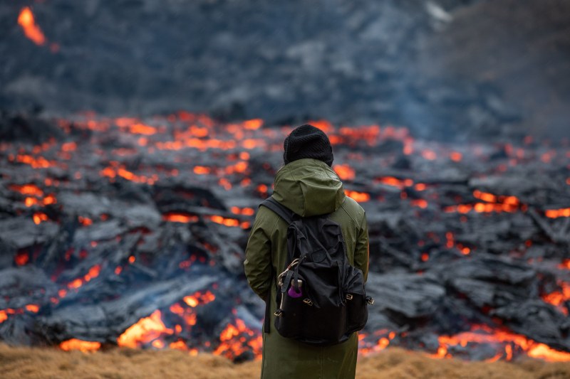 Българин засне зрелищно изригване на вулкан в Исландия