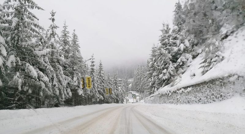 Над 50 см снежна покривка натрупа на Пампорово, пътищата в областта проходими