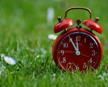 Днес въртим часовниците с 1 час напред