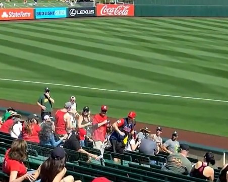 Фенове получиха снимки и автографи след като бейзболист ги окъпа с бира