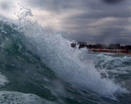 Извадиха труп на жена от морето в Поморие