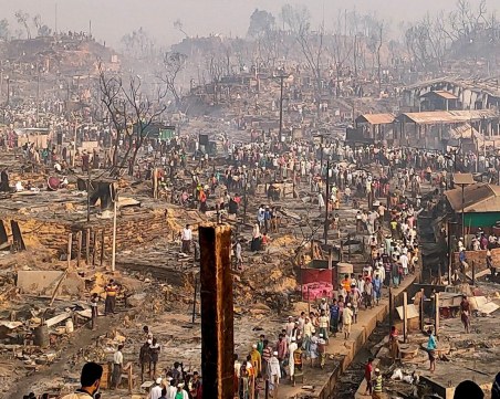 Най-малко 15 загинали и 400 в неизвестност след пожар в бежански лагер в Бангладеш