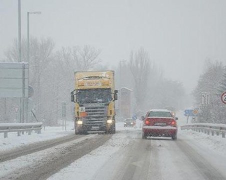 Най-много сняг в Драгоман, вали обилно и във Враца
