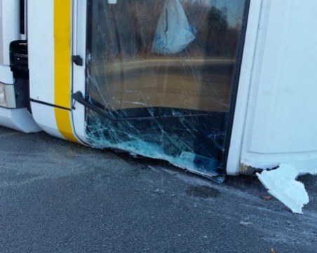 Тир с 20 тона лимони се обърна в Прохода на Републиката