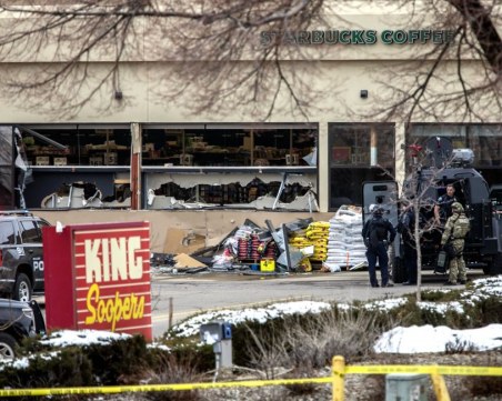 Въоръжен нападател убил 10 души на пазар в Колорадо