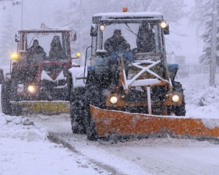 Затвориха Троянския проход, ограничения заради снега и в област Смолян