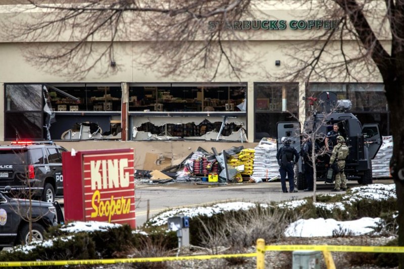 Въоръжен нападател убил 10 души на пазар в Колорадо