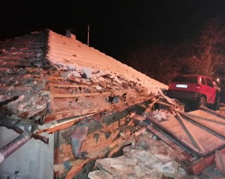 18-годишен прелетя с кола през покрив и 