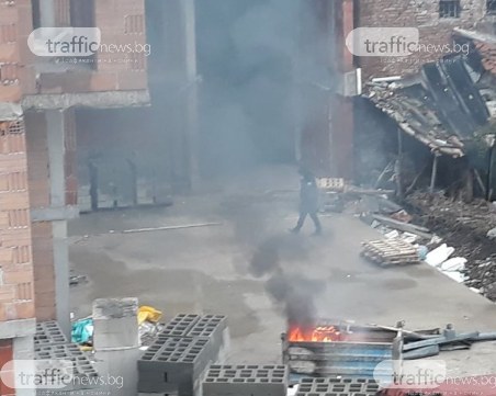 Черни облаци дим се носят от строежа на Таха Рахман в центъра на Пловдив