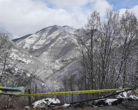 Извадиха шофьора на обърнатия багер в дере край Юговското ханче, откараха го в болница