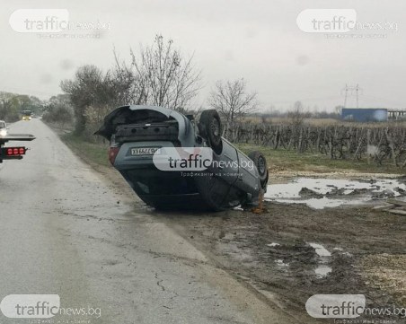 Кола се преобърна по таван на пътя за Марково