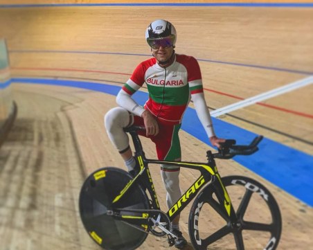 Националният отбор по колоездене тренира усилено в зала 