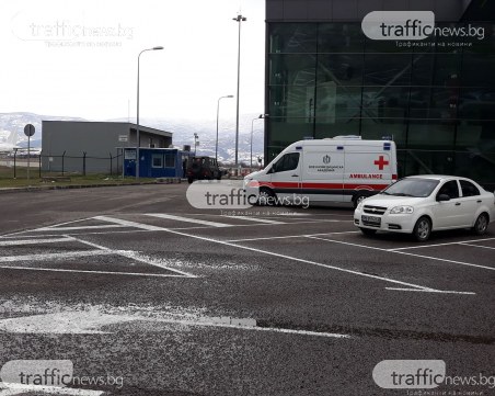 Самолет с COVID болен кацна на летището в Крумово, линейки са на мястото
