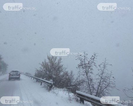 Силен снеговалеж затруднява движението на пътя Гълъбово - Пловдив, колите едва пъплят след снегорина