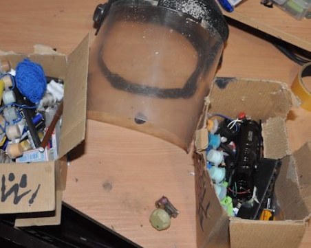 Задържаха младеж, планирал да взриви съучениците си със самоделна бомба