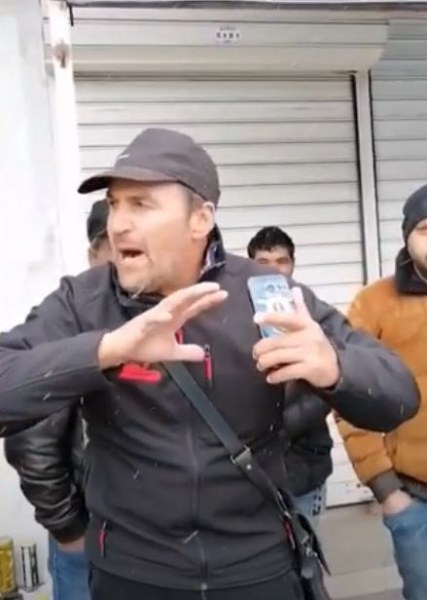 Предизборни страсти в Пловдив! Мъже с кирки плашат опоненти със сеч на глави