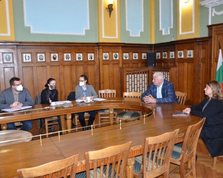 Кметът на Пловдив се срещна с наблюдатели от Европа заради изборите