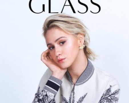 Мария Бакалова с първа корица на списание