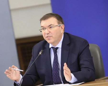 Министър Ангелов: Цели фамилии са болни от COVID-19, но България ще се справи