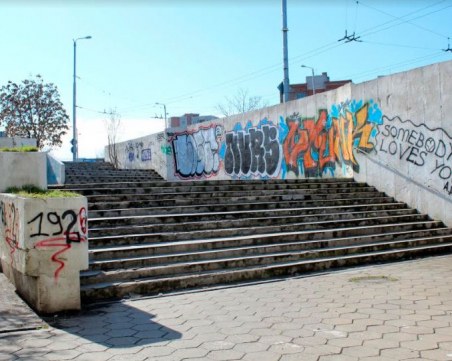 Освежават подлезите по бул. 