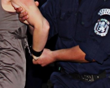 Разбиха група за изнудване и побой, ръководена от жена