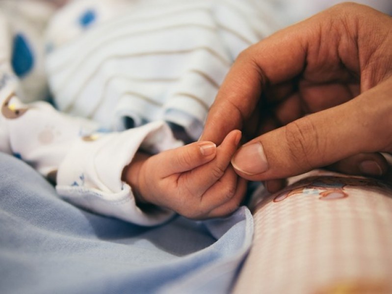 Едномесечно бебе с COVID-19 в Кърджали е в тежко състояние