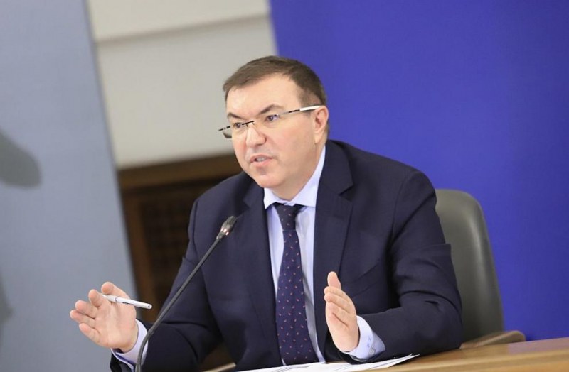 Министър Ангелов: Цели фамилии са болни от COVID-19, но България ще се справи