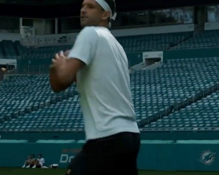 Григор Димитров загрява с американски футбол преди първия си мач в Маями