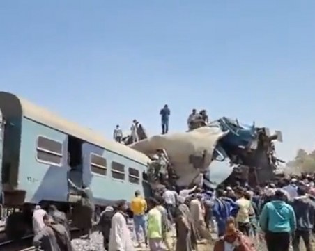 Най-малко 32 жертви при удар между два влака в Египет