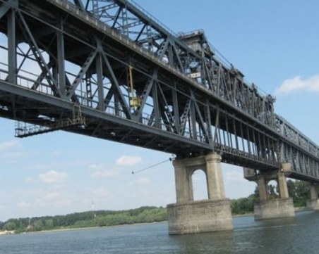 Пет фирми се борят за проекта на ремонта на Дунав мост