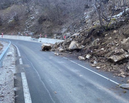 Поредно свлачище на пътя Кричим-Девин! Движението е затруднено