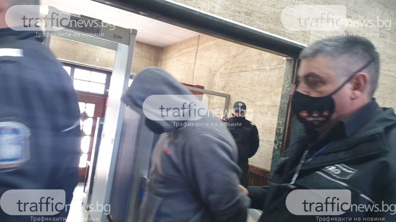 Мъжът, подпалил такситата на Мариян Киров, влезе в съда с качулка и белезници