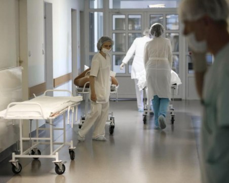 COVID-отделението в Асеновград е препълнено, приемат пациенти извън капацитета