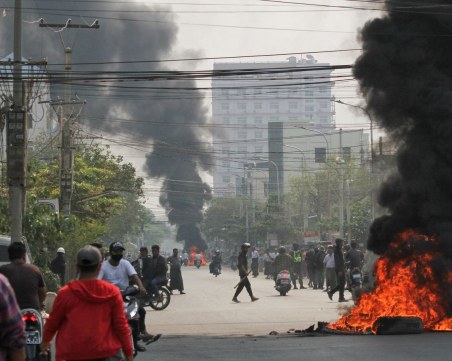 Ден на въоръжените сили в Мианмар, а продължават да убиват хора