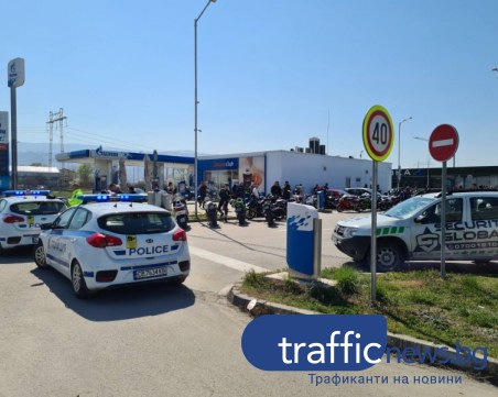 Десетки си организираха мото среща на Кукленско шосе, полицията ги блокира