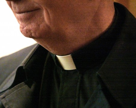 Католически епископи ще изплащат финансова помощ на жертвите на духовниците педофили